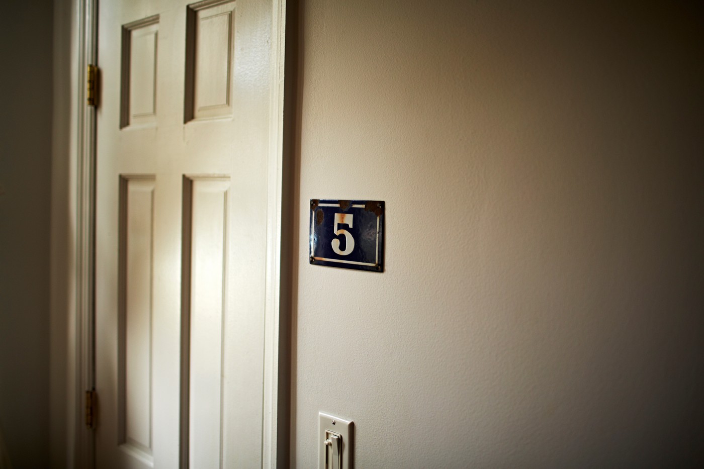 Orașul din România în care ești amendat dacă nu ai numărul apartamentului pe ușă