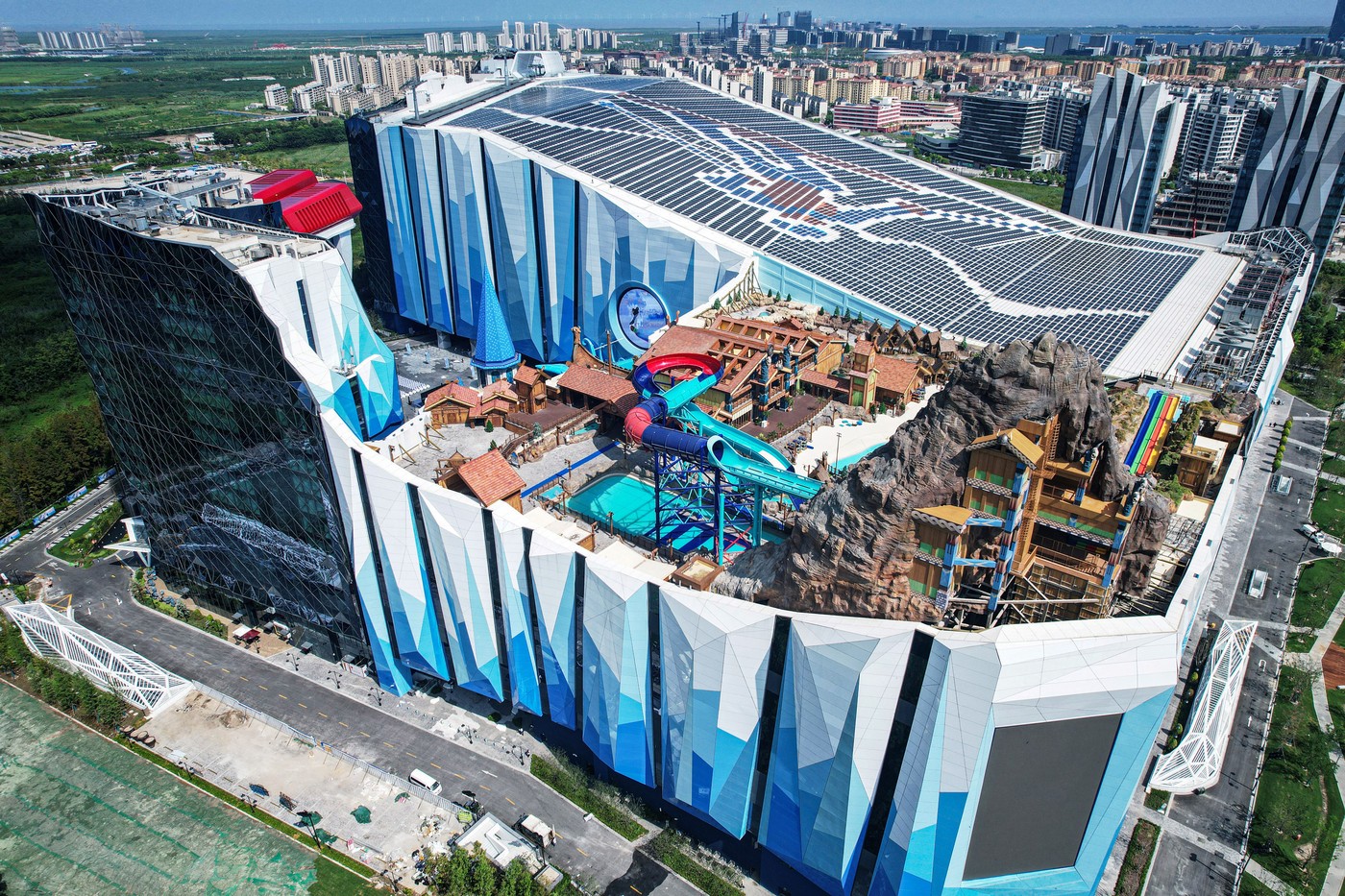 China a inaugurat cea mai mare pistă de schi de interior din lume. Este în formă de ghețar și a intrat în Cartea Recordurilor