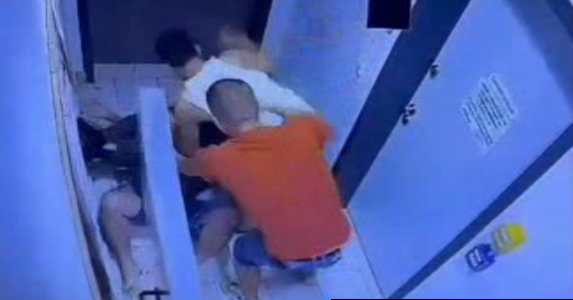Un bărbat a fost desfigurat în bătaie într-un supermarket din Roman. Agresorii au fost lăsați în libertate