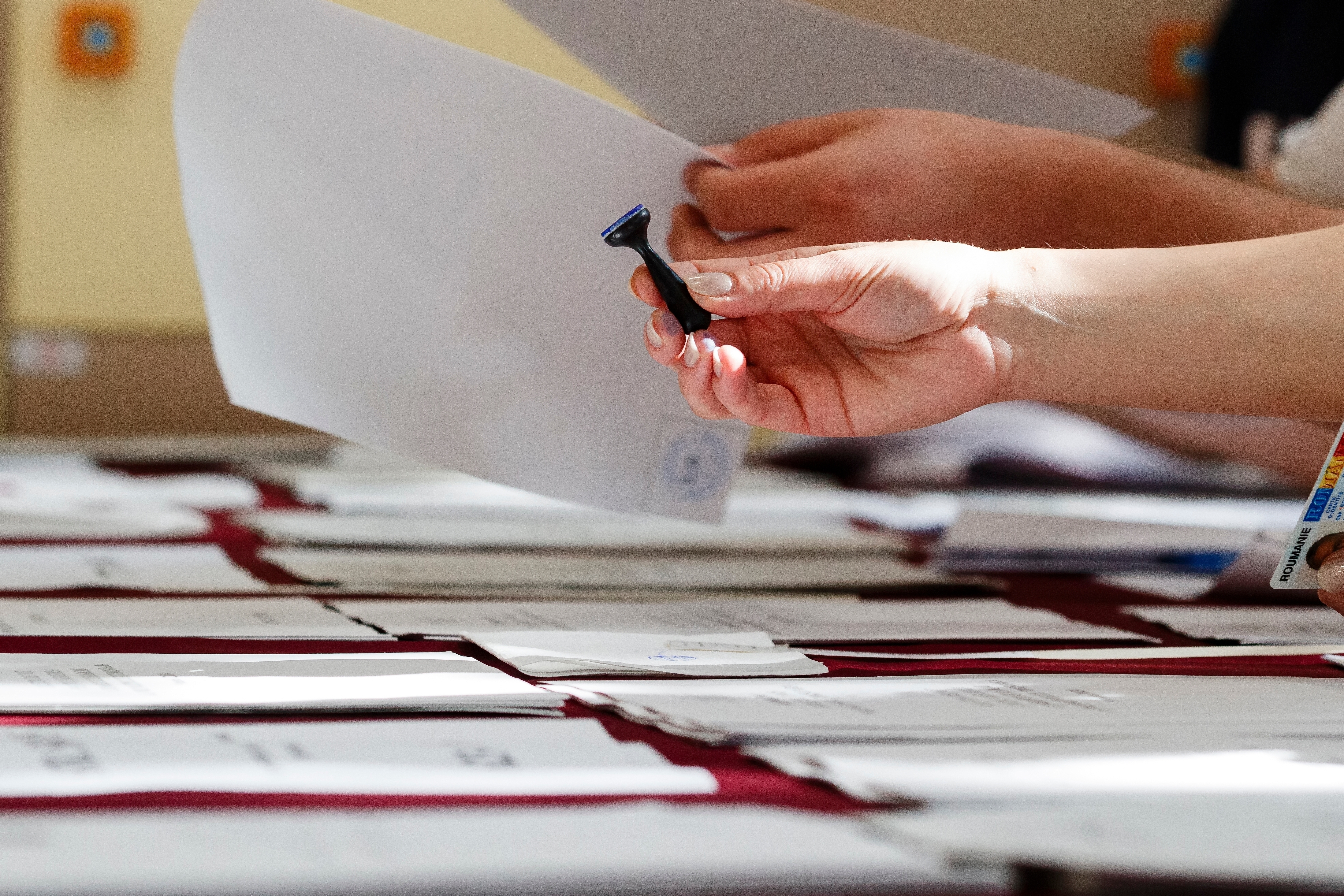 Cum vor putea vota românii din străinătate prin corespondență la alegeri și care e termenul-limită pentru înscriere