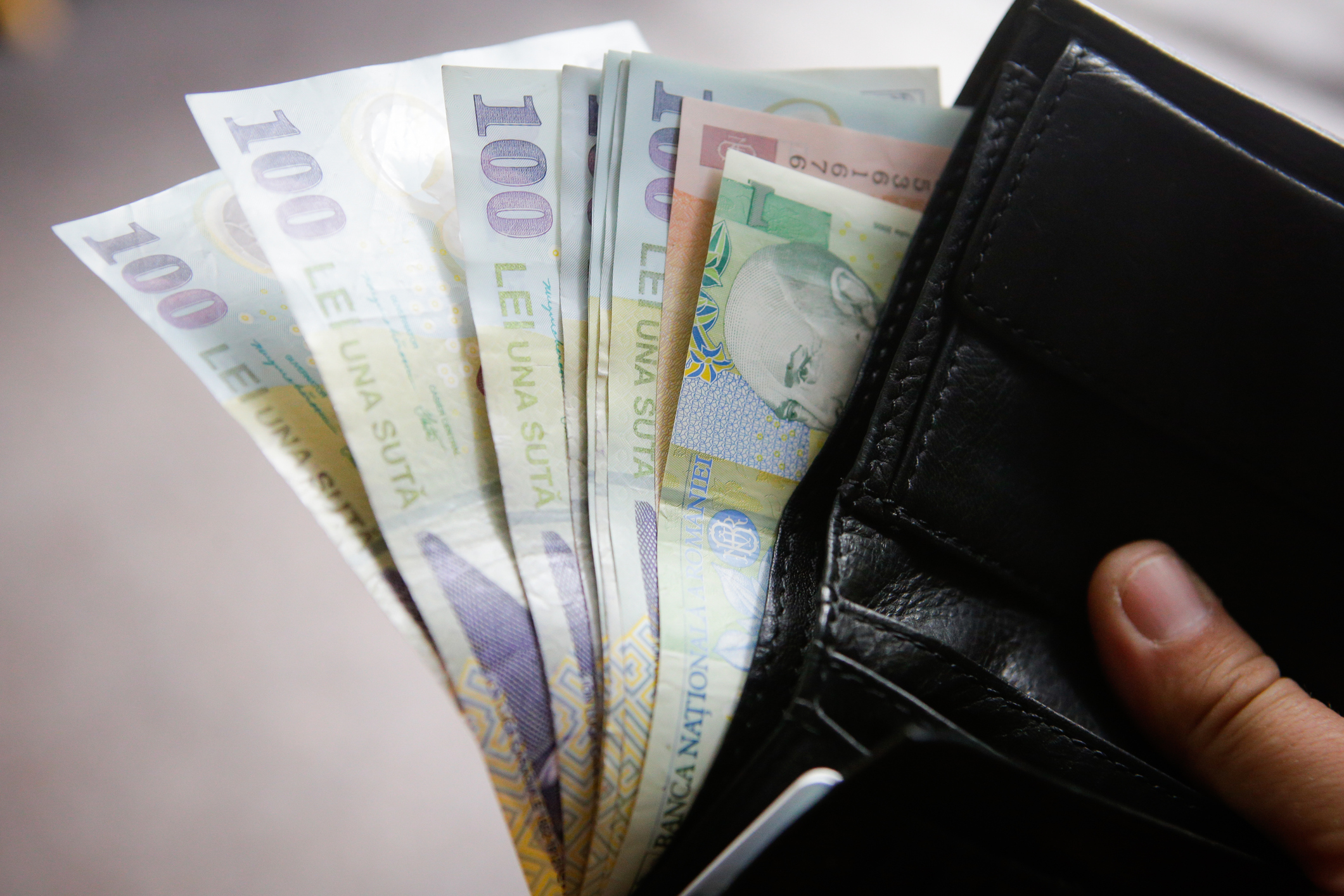 Țara milioanelor vechi. Românii vorbesc și azi în "milioane", în loc de sute de lei. "Până în 2005 noi toți eram multimilionari"