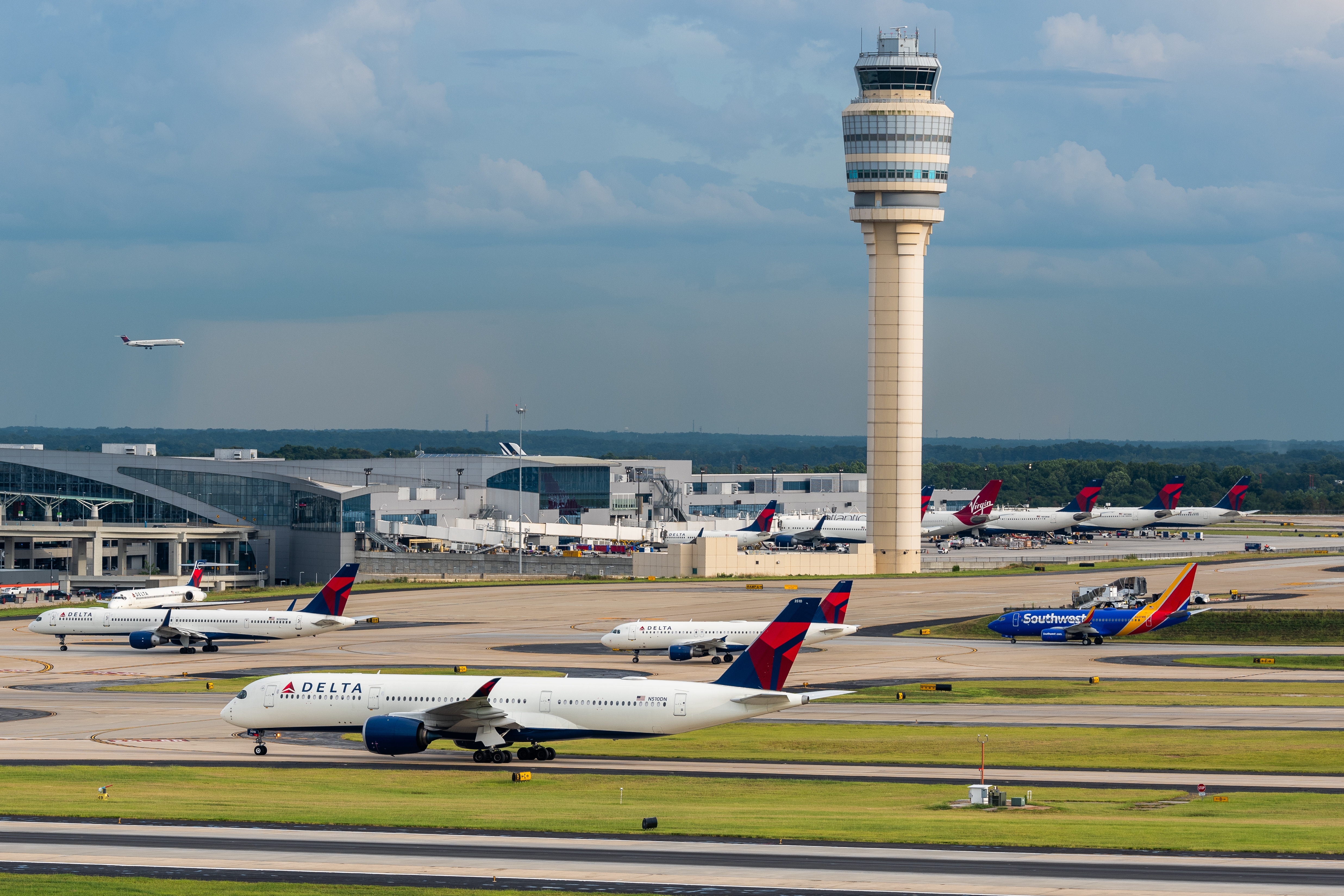 Două avioane s-au ciocnit pe aeroportul din Atlanta. Pasager: Am auzit bubuituri puternice