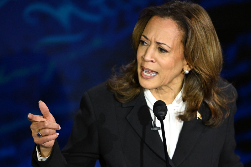 Kamala Harris, oferind replica contracandidatului ei republican, la confruntarea de la ABC. Foto: Profimedia Images