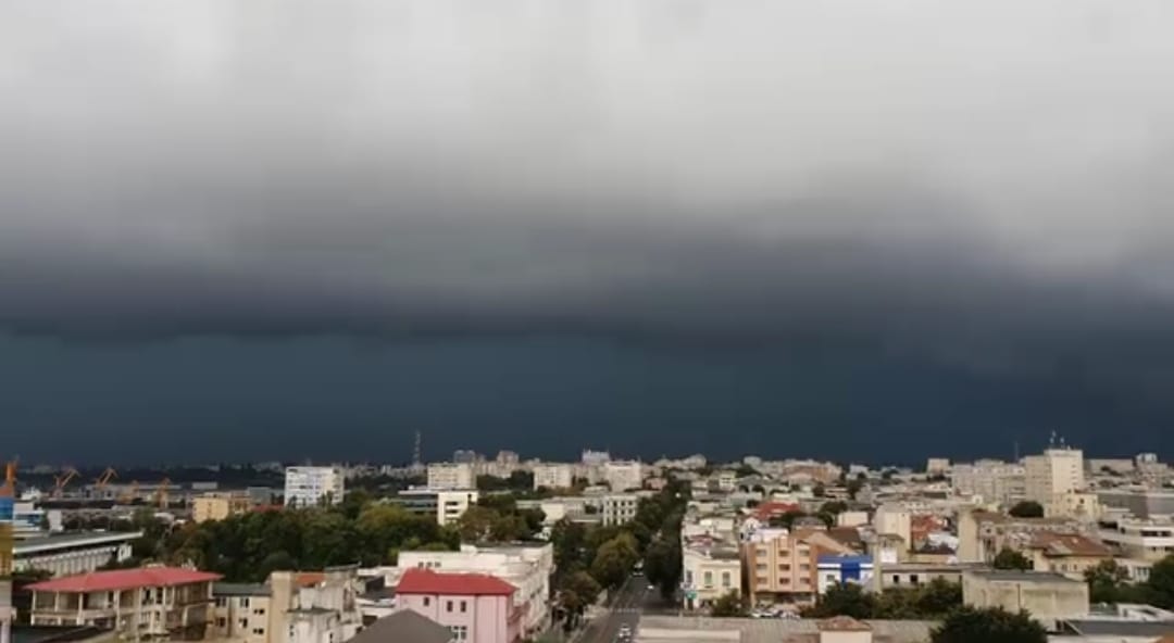 Mesaj RO-Alert emis în Constanţa din cauza ploilor torenţiale. Locuitorii sunt sfătuiţi să evite deplasările