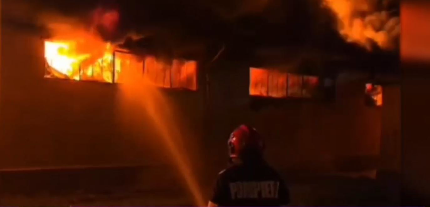 VIDEO Incendiu puternic la o hală din Dâmbovița. A fost emis mesaj RO-Alert