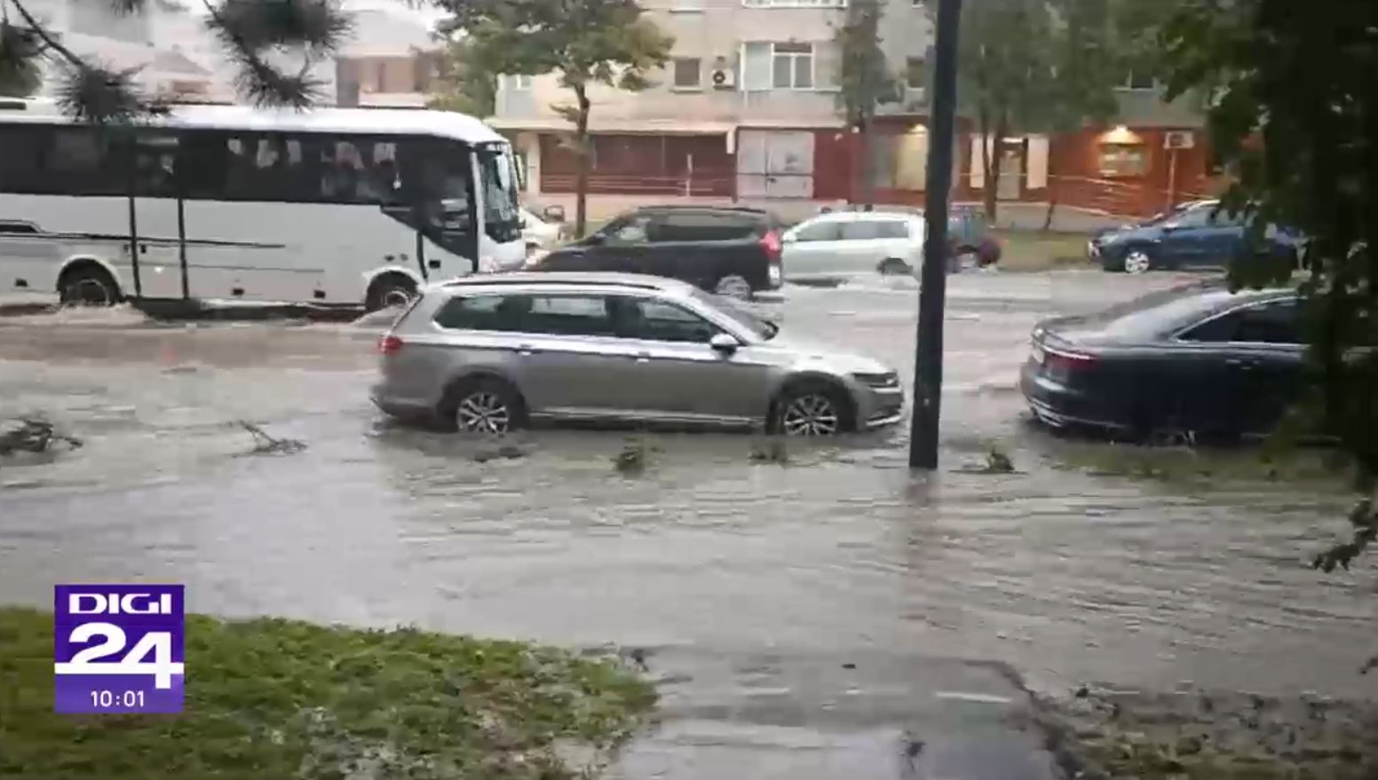 VIDEO Ciclonul islandez a lovit cu putere pe litoral, unde furtuna a produs inundații. A fost emis mesaj RO-Alert