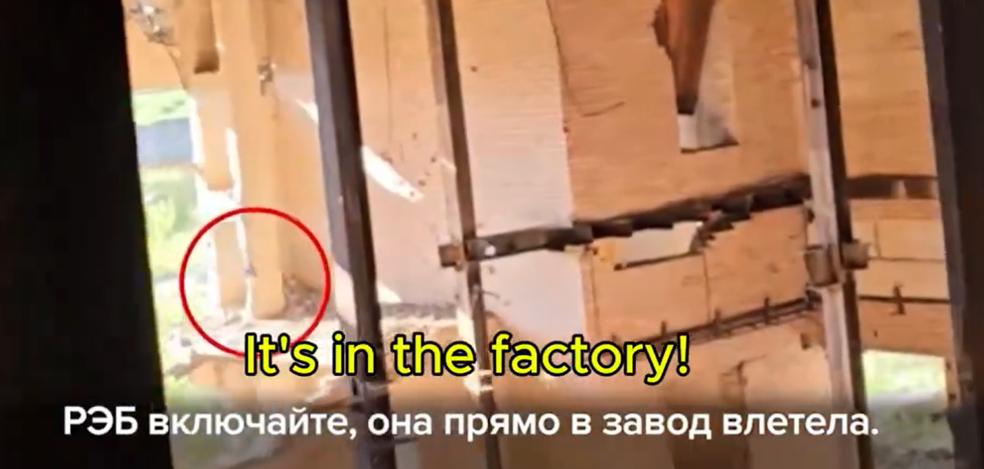 Ca într-un film horror: Un rus s-a filmat în timp ce era vânat de o dronă kamikaze ucraineană printre ruinele unei fabrici