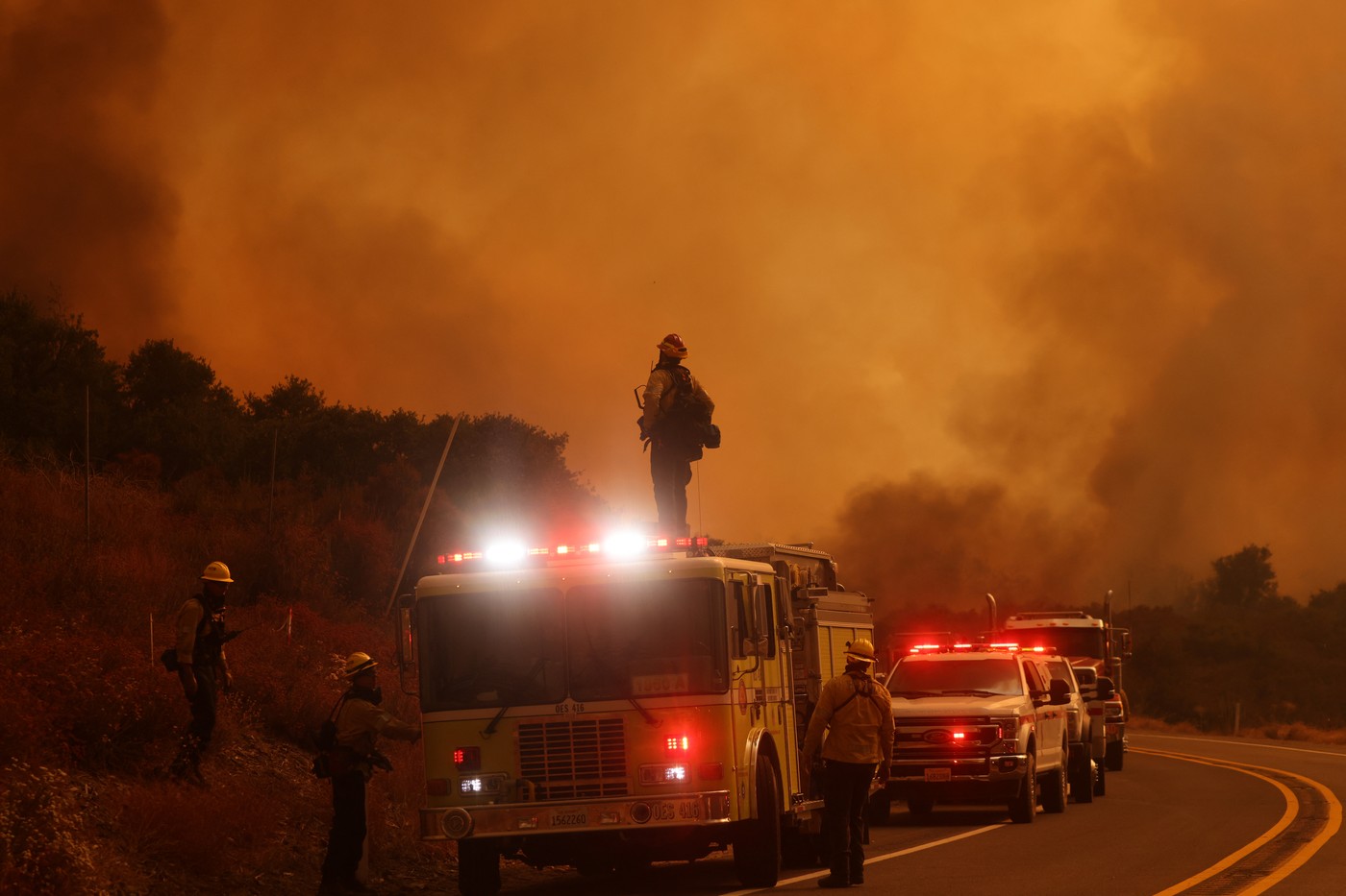 Stare de urgență la Los Angeles. Trei incendii care ard necontrolat în California lasă în urmă case și mașini carbonizate