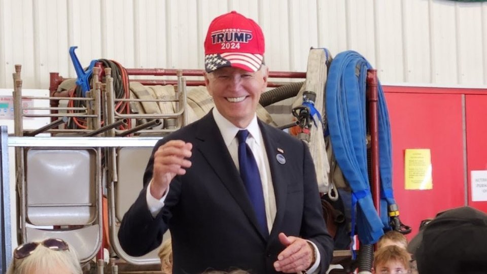 Președintele Joe Biden, ironizat după ce a purtat o şapcă cu mesajul „Trump 2024”