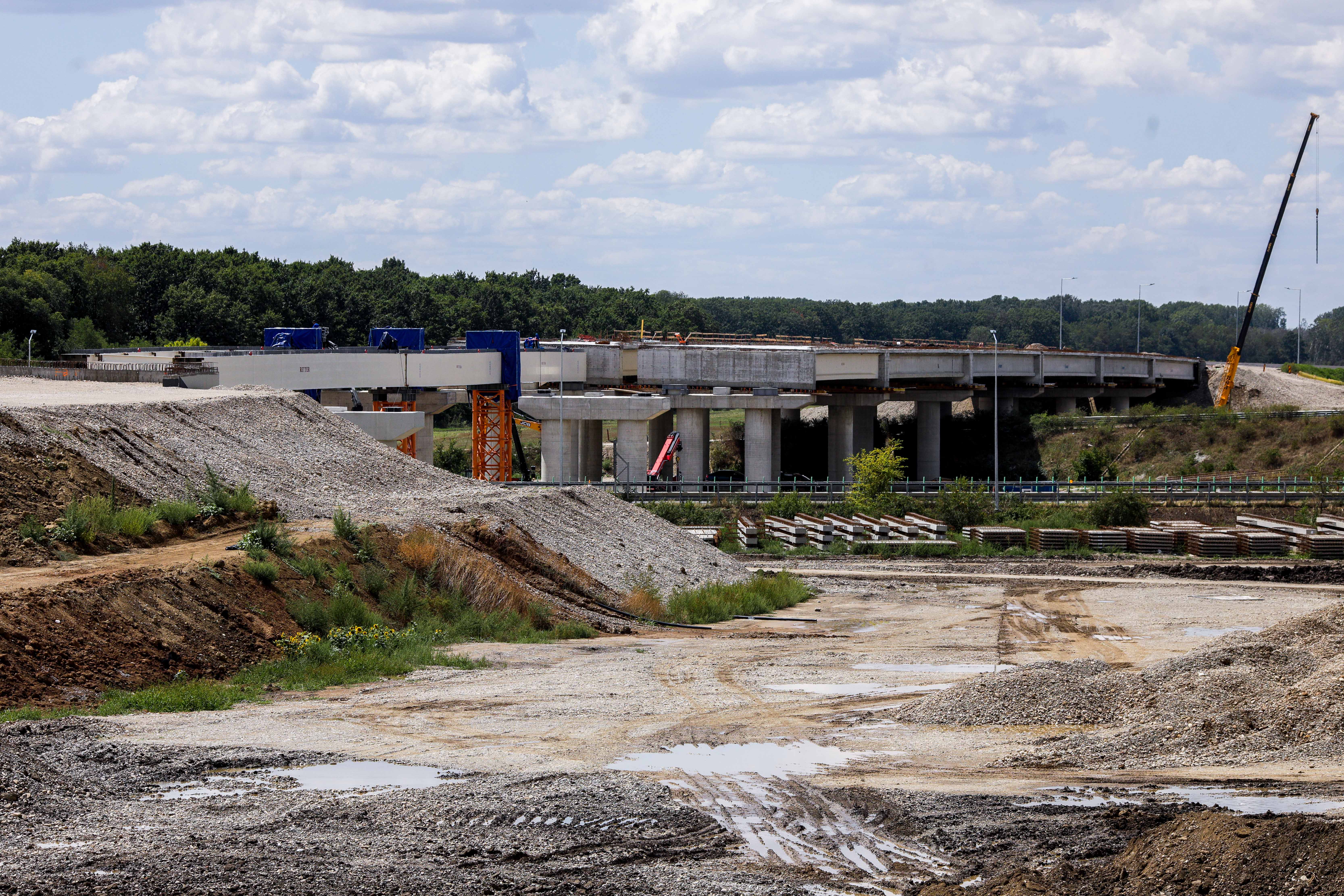 Grindeanu: Sunt 800 km de autostradă şi drum expres în execuţie. Înseamnă foarte multe materiale de construcţii, forţă de muncă
