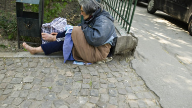 obdachlose Frau in Bukarest / Foto