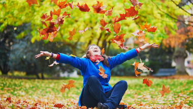 Beautiful,Young,Tourist,In,Paris,On,A,Fall,Day,In