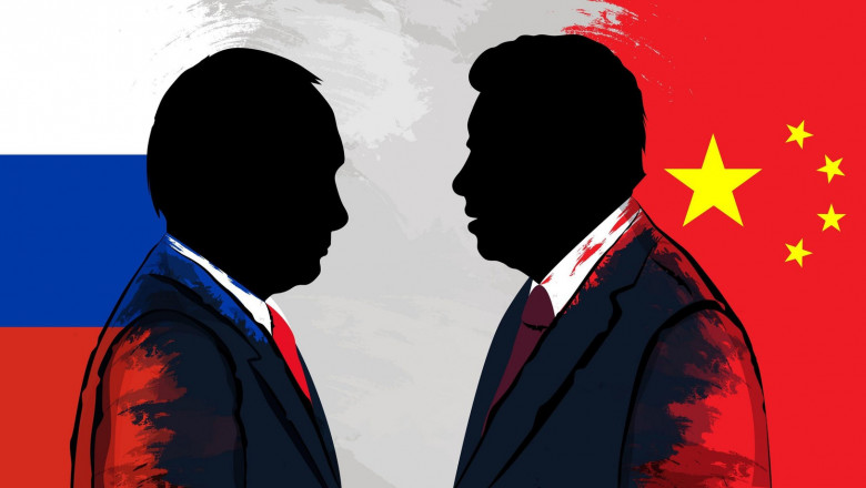 Silhouette of Chinese President Xi Jinping and Russian President Vladimir Putin against the background of the flags of Russia and China.