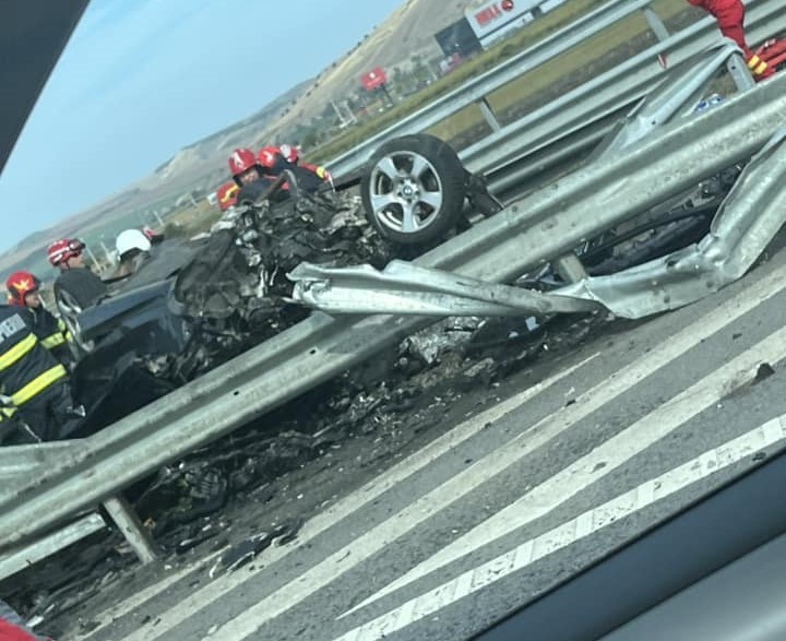 Un șofer a murit pe loc, după ce mașina pe care o conducea s-a izbit de parapetul metalic, pe Autostrada A3
