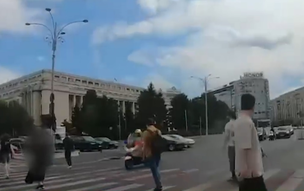 Un polițist pe motocicletă a lovit în plin o femeie pe o trecere de pietoni din Capitală. Imagini șocante cu momentul impactului