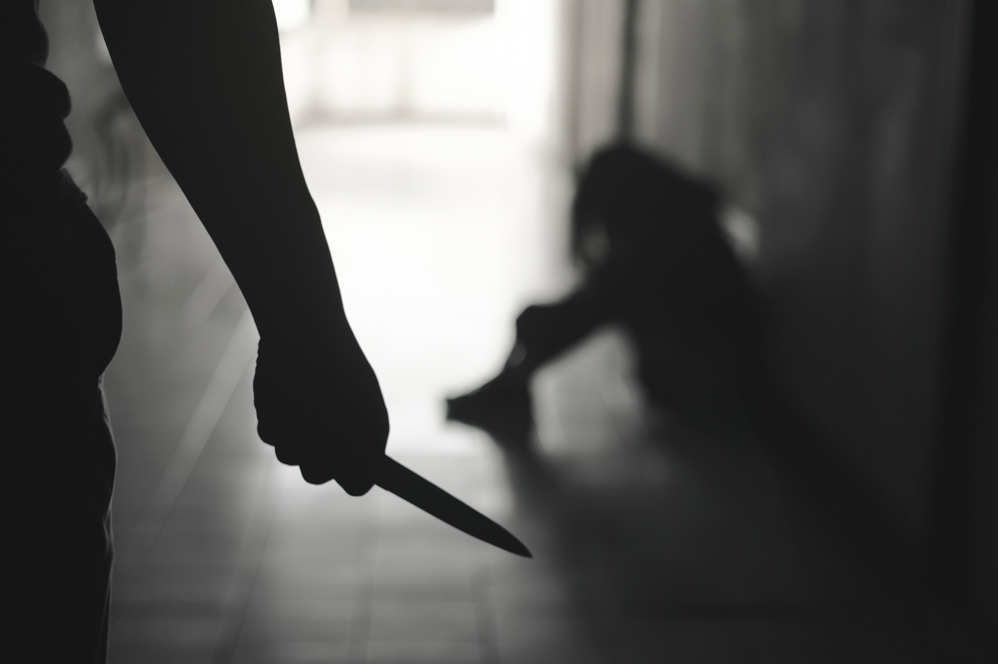Gelozia l-a făcut pe un bărbat din Gorj să își înjunghie soția. Agresorul este căutat de polițiști