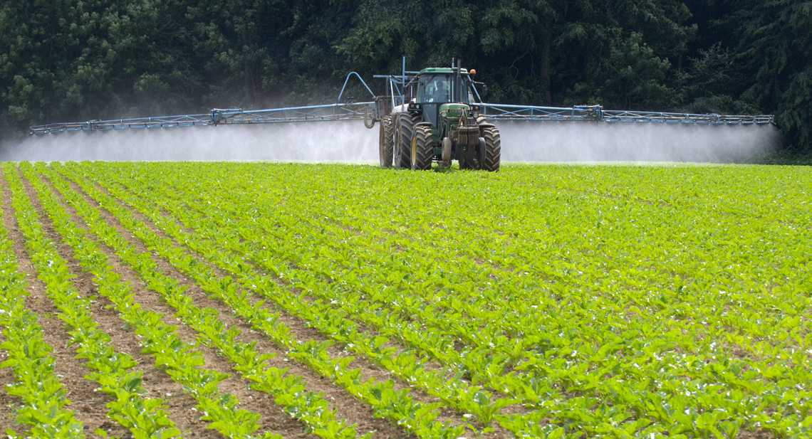 Franţa exportă în continuare pesticide interzise în Europa