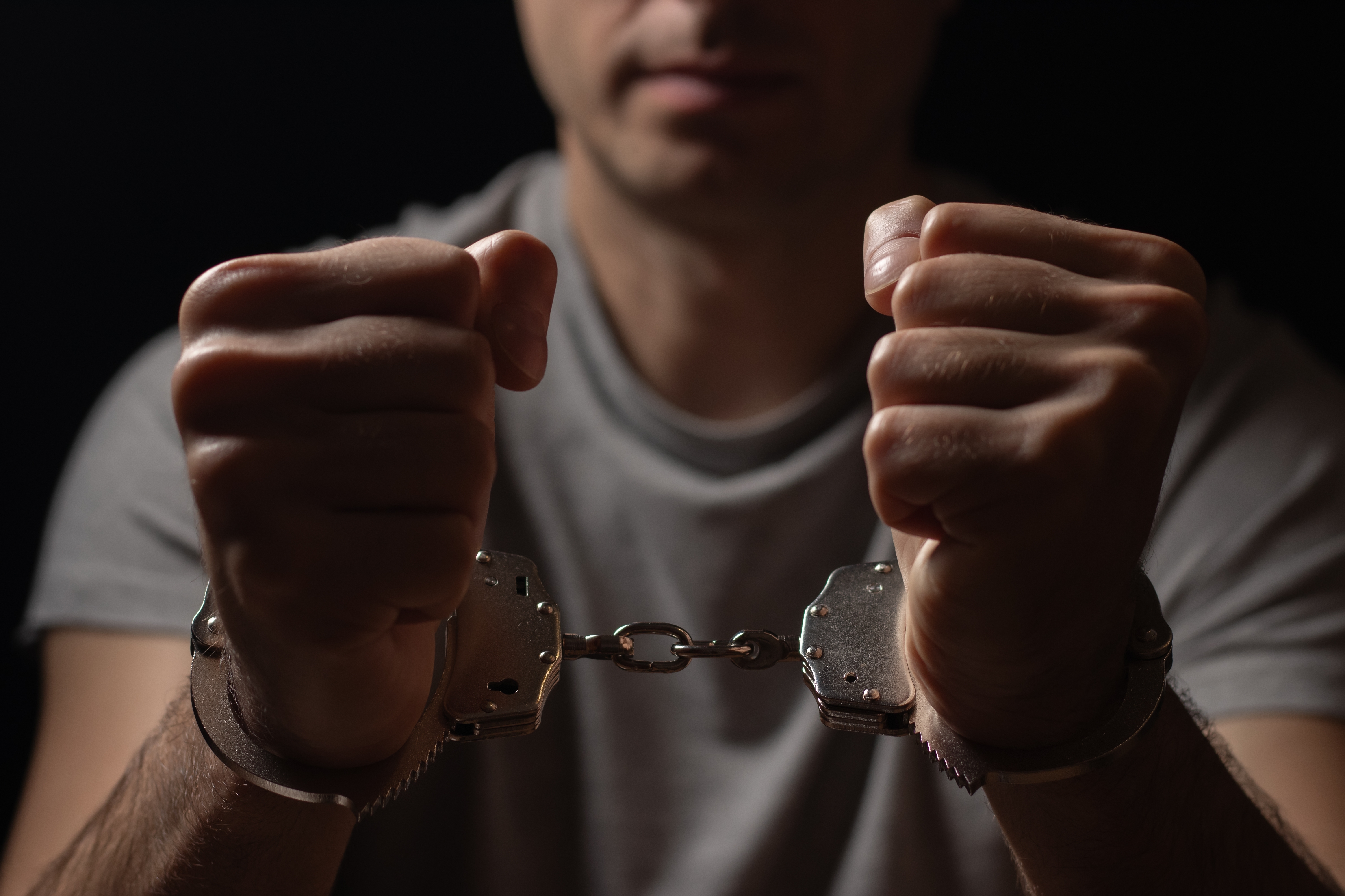 Tânăr din Iași trimis în judecată pentru tentativă de omor după ce și-a atacat unchiul cu o furcă