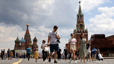 oameni pe strada in piata rosie din moscova