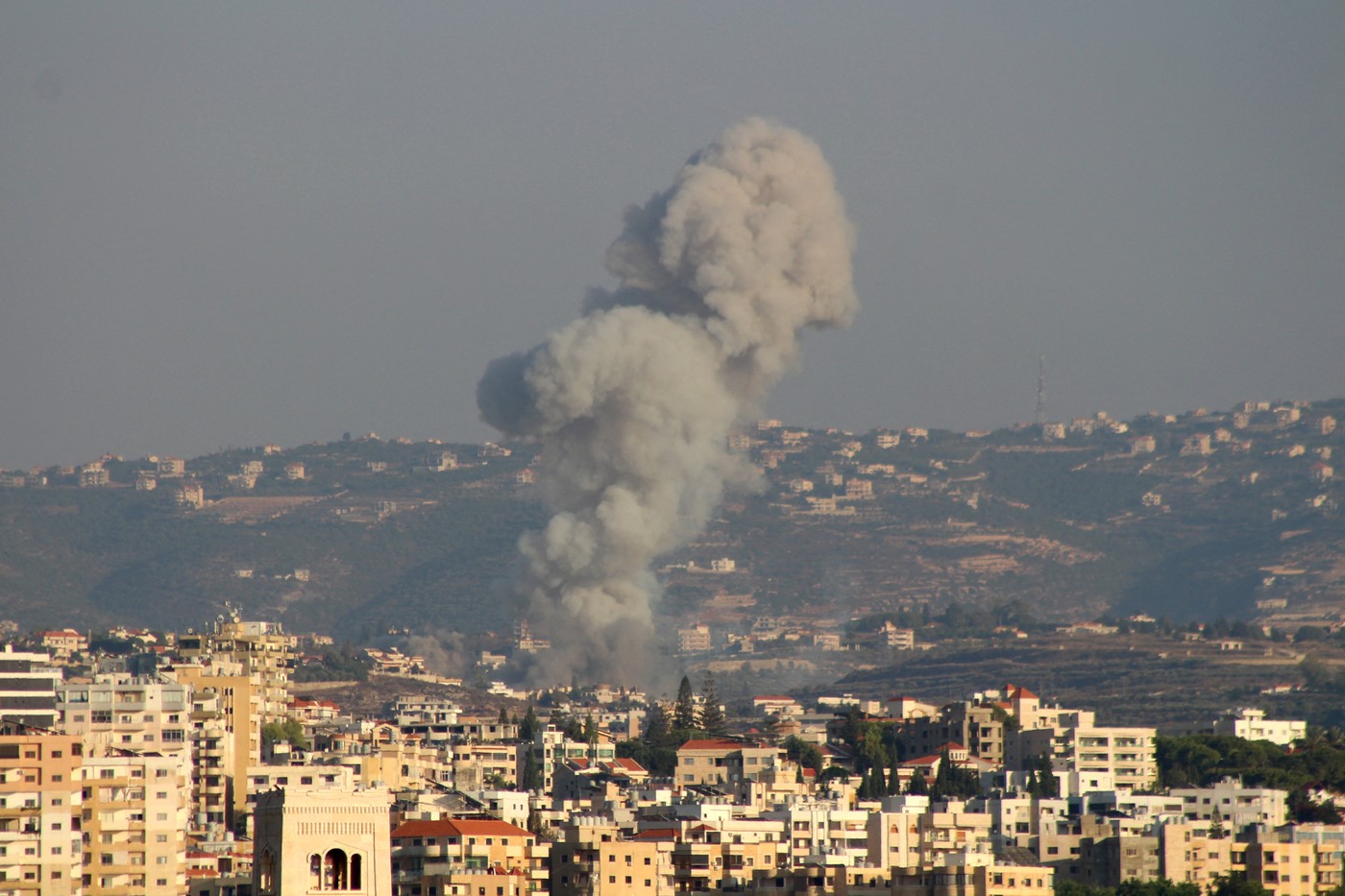 Hezbollah a lansat 90 de rachete care au vizat o baza militară din nordul Israelului, după raidurile israeliene din Liban