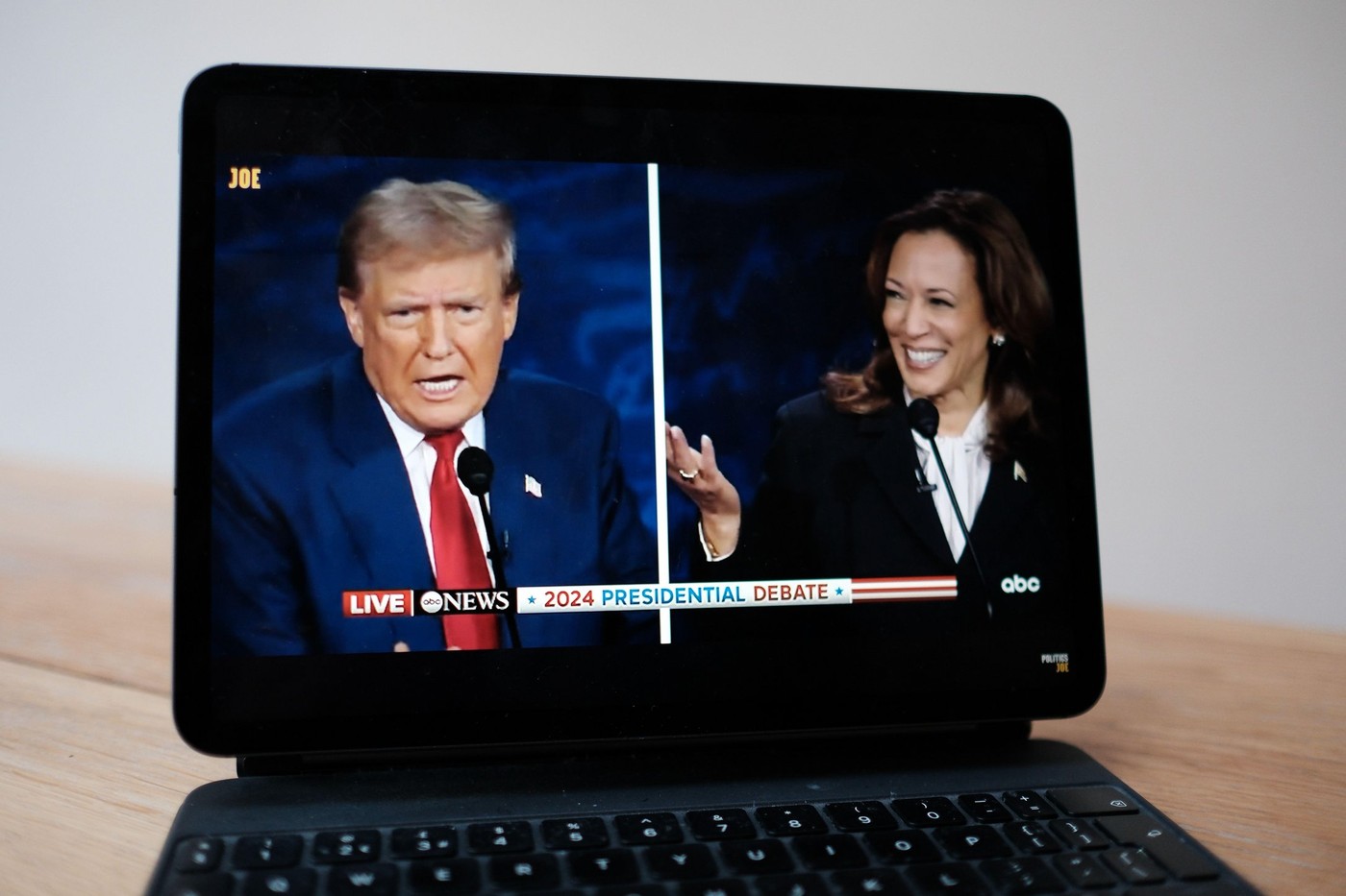 Kamala Harris îl conduce pe Donald Trump cu 45% la 42% în ultimul sondaj, insuficient pentru a fi sigură de victorie