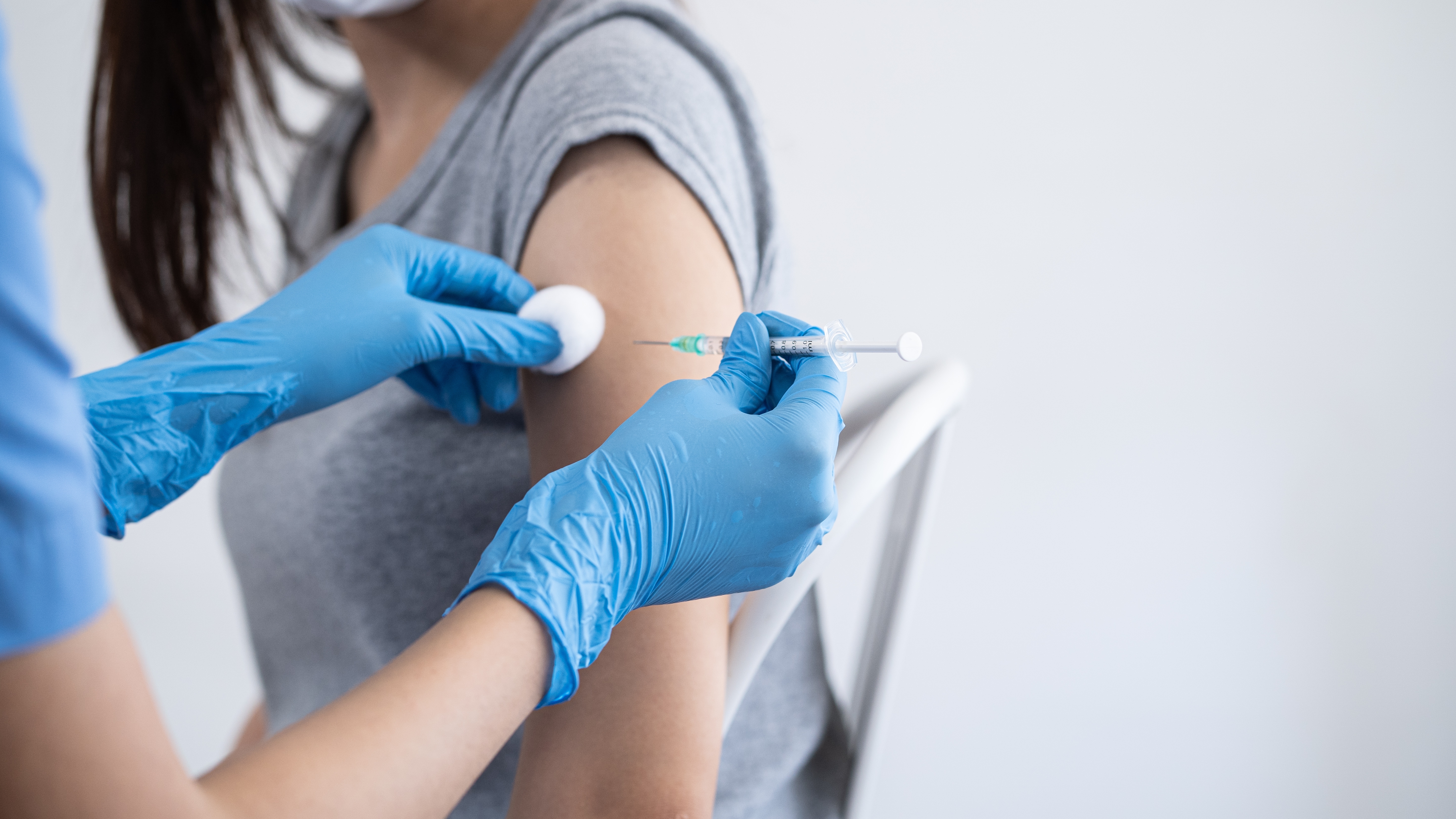 De ce recomandă medicul vaccinarea antigripală din luna septembrie. Vaccinul gripal este gratuit în România pentru mai multe persoane
