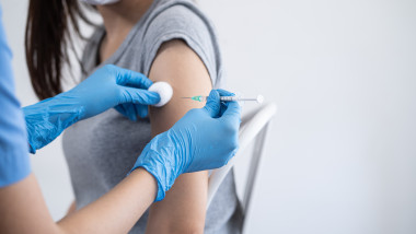 De ce recomandă medicul vaccinarea antigripală din luna septembrie. Vaccinul gripal este gratuit în România pentru multe persoane. Foto Shutterstock