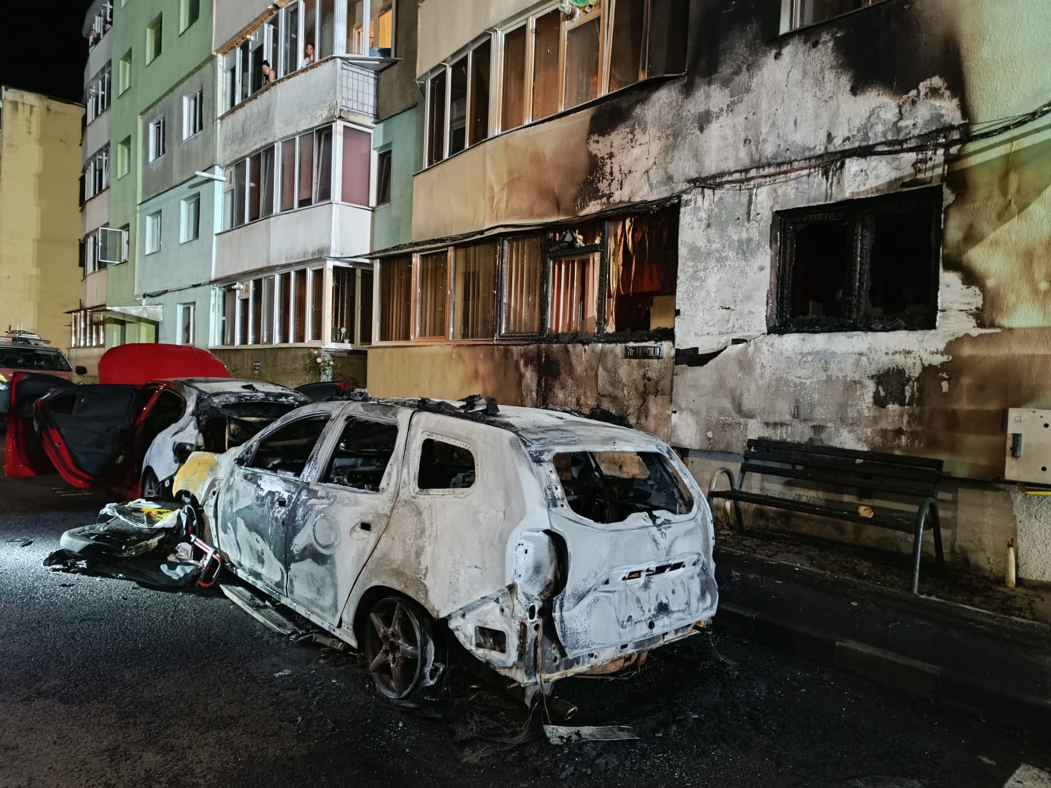 Trei mașini și fațada unui bloc, distruse într-un incendiu provocat intenționat, în Codlea. Ce au surprins camerele de supraveghere