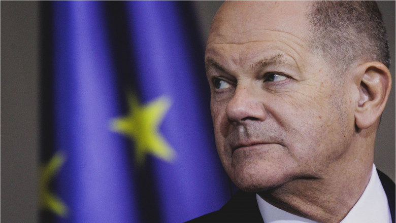 Olaf Scholz cu steagul uniunii Europene pe fundal