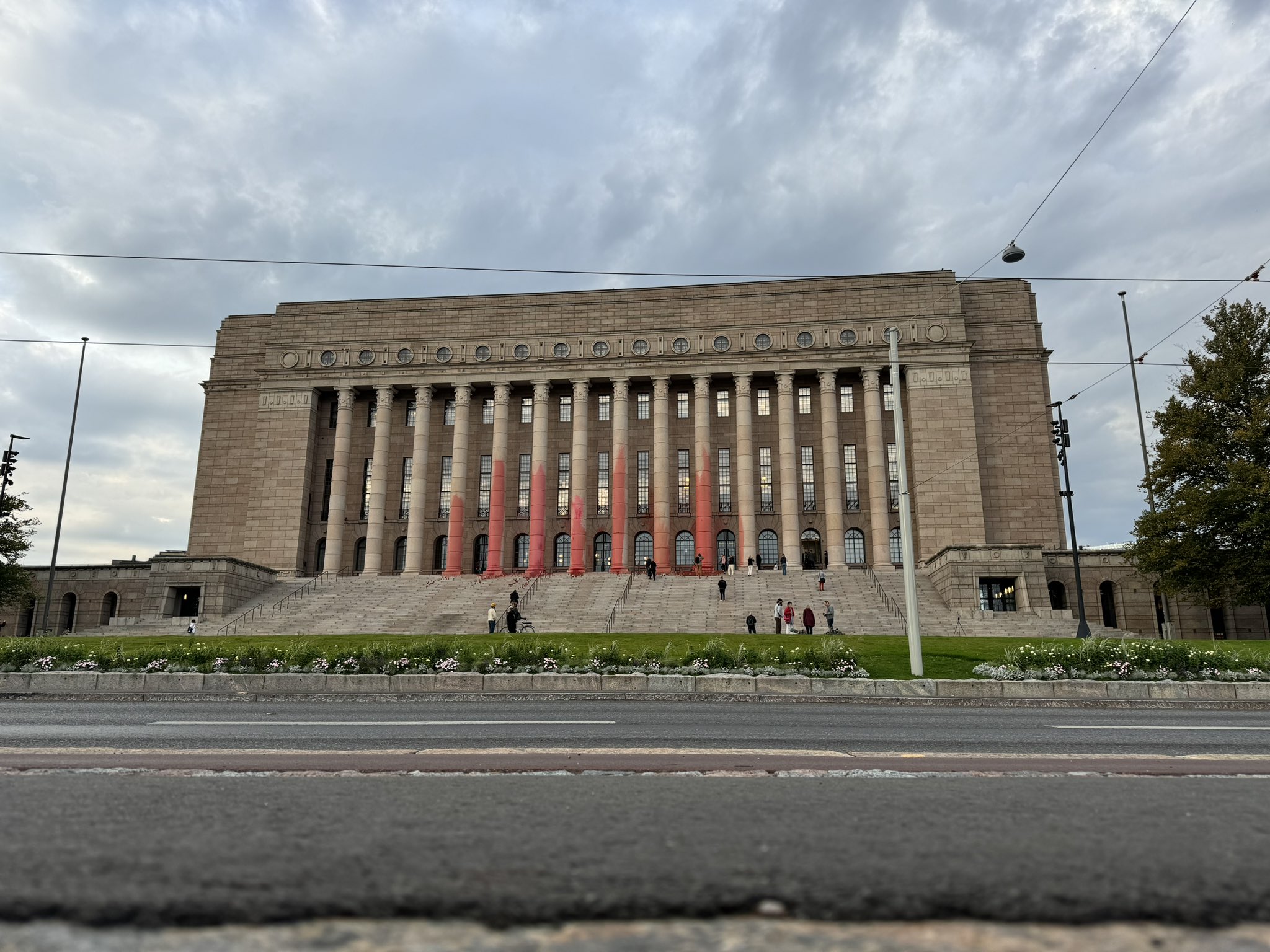 Activiști pentru climă au stropit clădirea Parlamentului finlandez cu vopsea roșie