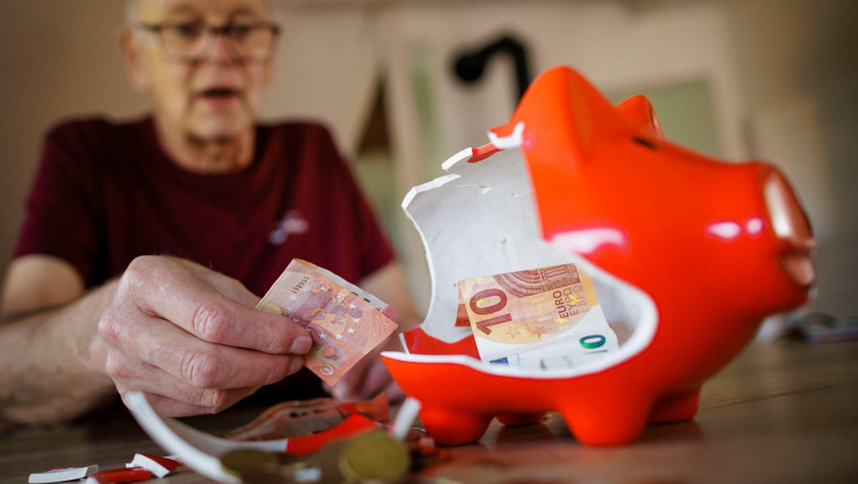 Berlin, Deutschland. 05th Sep, 2024. Symbolic photo on the topic of finances in old age - old age poverty. An old man sits at home at the table in front of a broken piggy bank and counts money. Berlin, September 5th, 2024. Credit: dpa/Alamy Live News