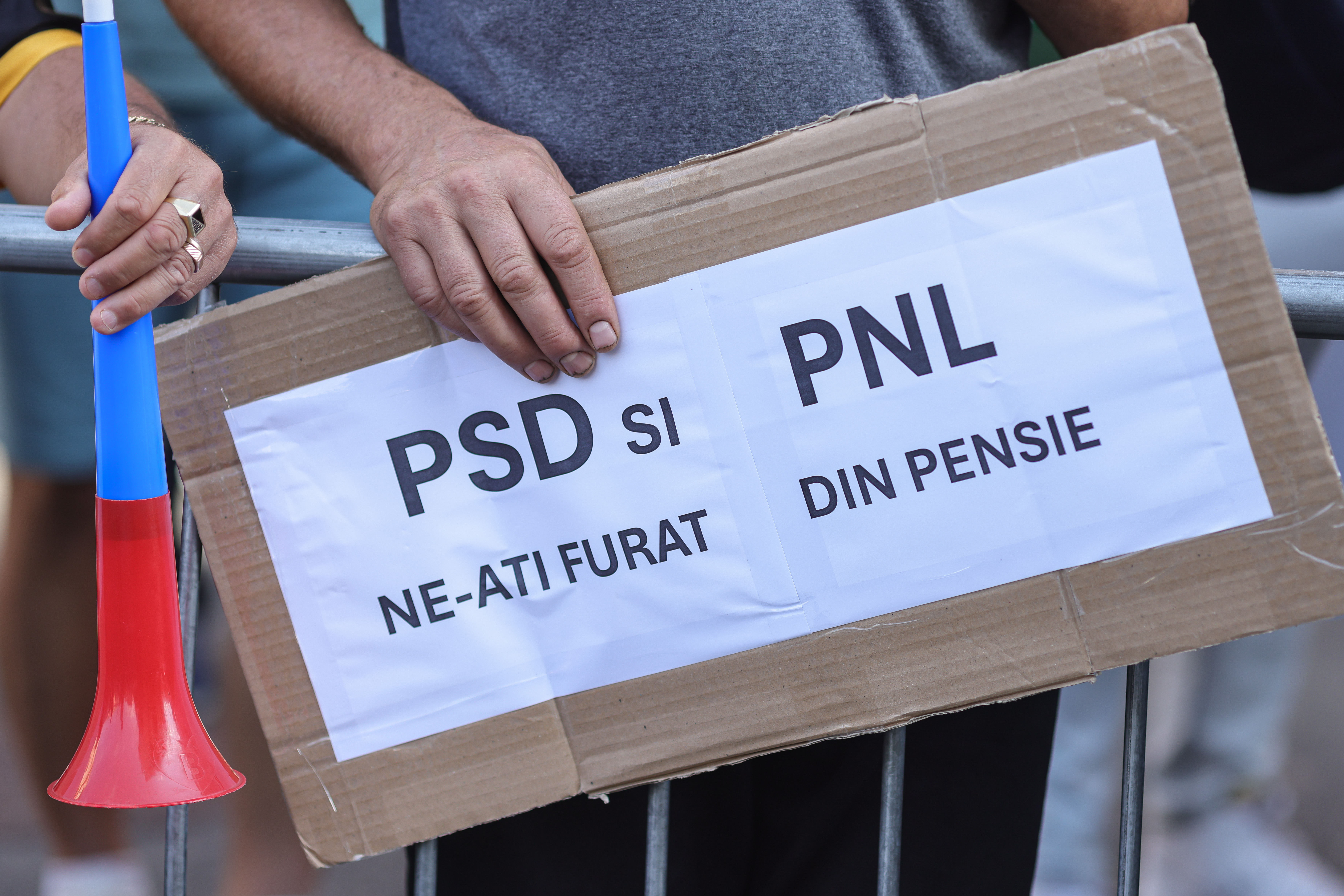 Pensionarii CFR protestează la Ministerul Muncii: Avem tăieri de pensie până la 4.000 de lei după recalculare