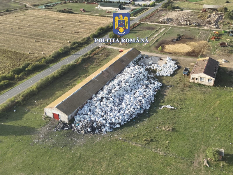 Polițiștii au descoperit 650 de tone de deșeuri periculoase în Arad: tonere, imprimante și resturi de plastic ambalate în saci de rafie