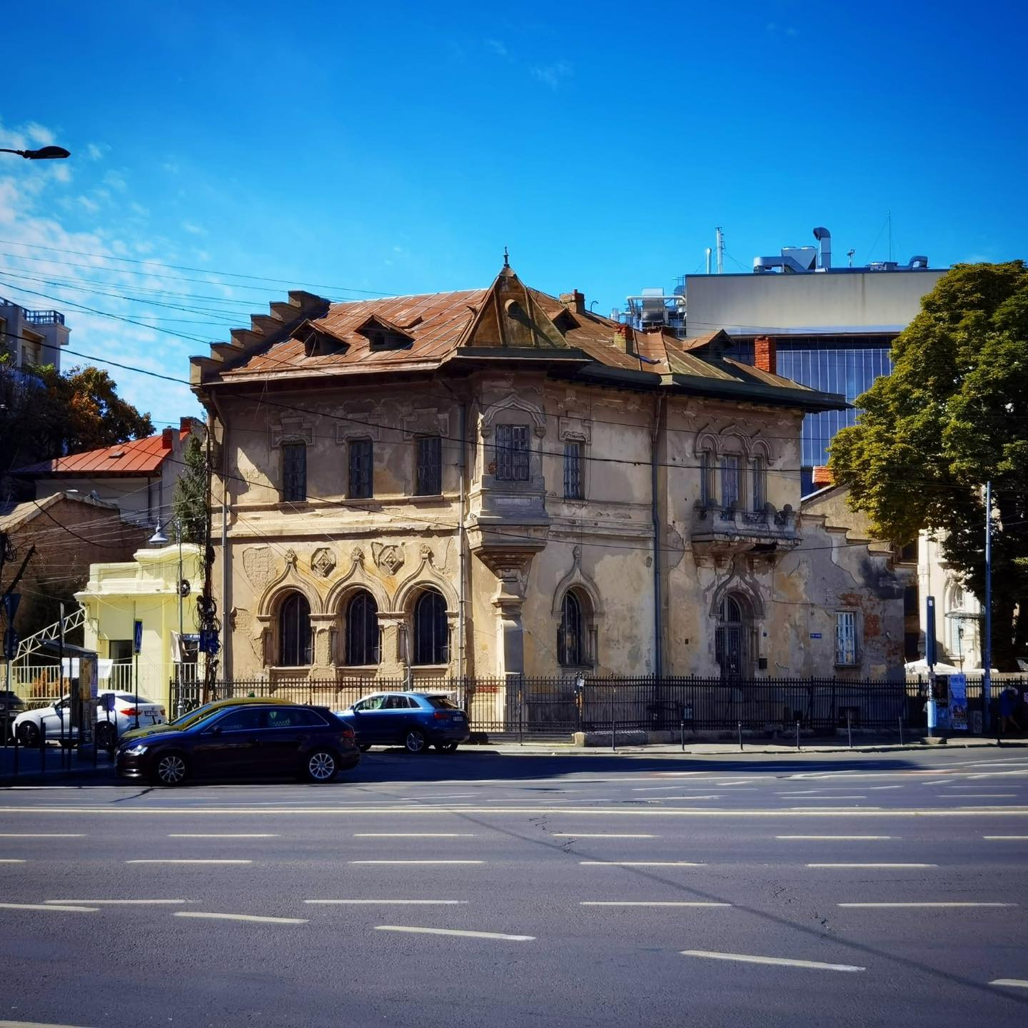 Nicușor Dan anunță că 13 imobile din București vor fi consolidate seismic. Unul dintre ele este o vilă istorică din Piața Romană
