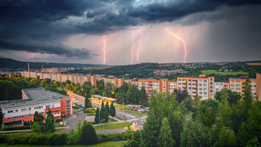 Cum sunt botezate furtunile din Europa. Cine pune o denumire pentru furtună sau ciclon. Foto Shutterstock