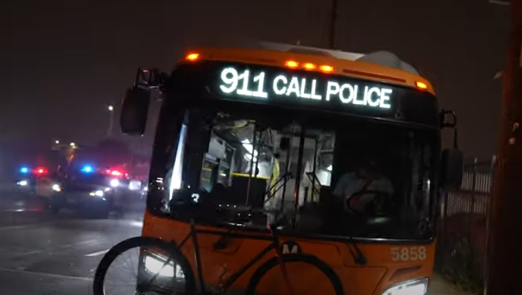 Urmărire ca în filmul „Speed” pe străzile din Los Angeles, după o luare de ostatici într-un autobuz. O persoană a fost ucisă