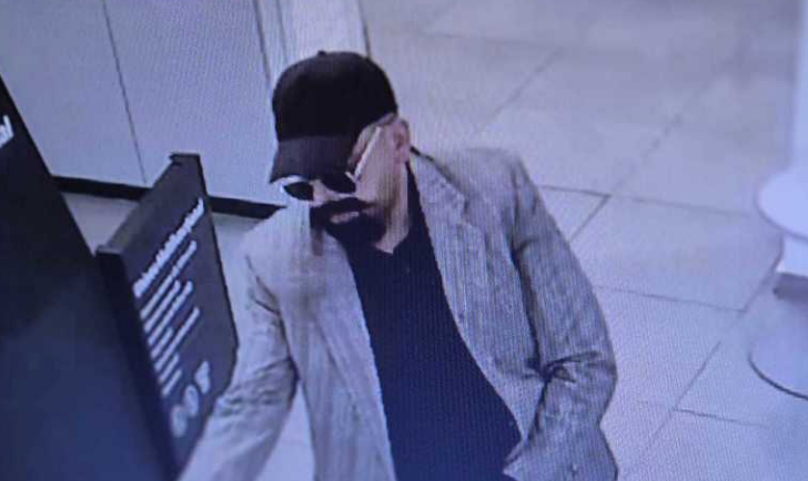 Jaf armat la o bancă din Iași, unde un bărbat a amenințat angajații cu un pistol. Cum s-a terminat incidentul
