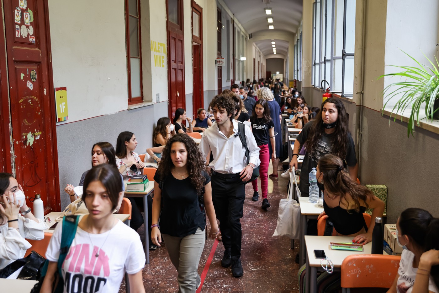 Amenzi de 10.000 de euro și repetarea anului pentru elevii care iau notă mică la purtare. O nouă lege din Italia amintește de Mussolini