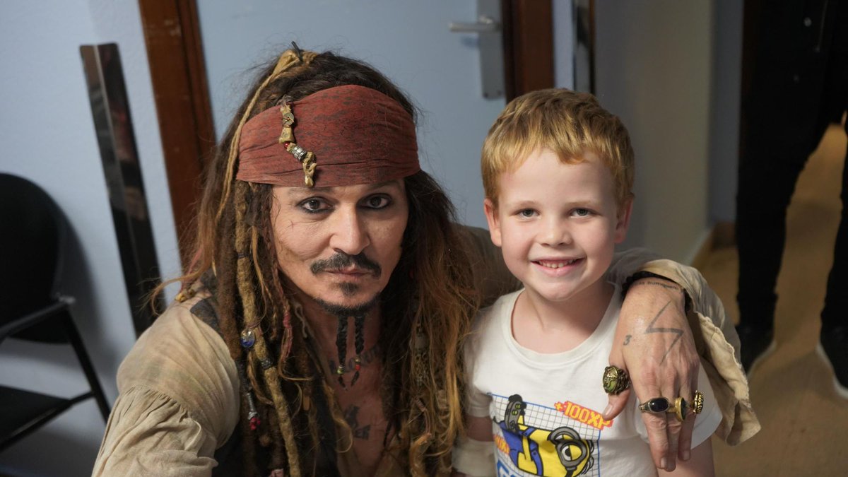 Johnny Depp, îmbrăcat în costumul piratului Jack Sparrow, le-a făcut o surpriză copiilor aflați într-un spital din Spania
