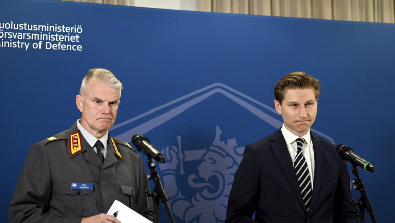 Finnish Defence Ministeri Antti Häkkänen (right) and Commander of the Finnish Army, Lieutenant General Pasi Välimäki dur