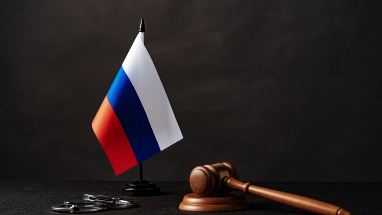 Russia,Flag,With,Judge,Mallet,And,Handcuffs,On,Black,Background