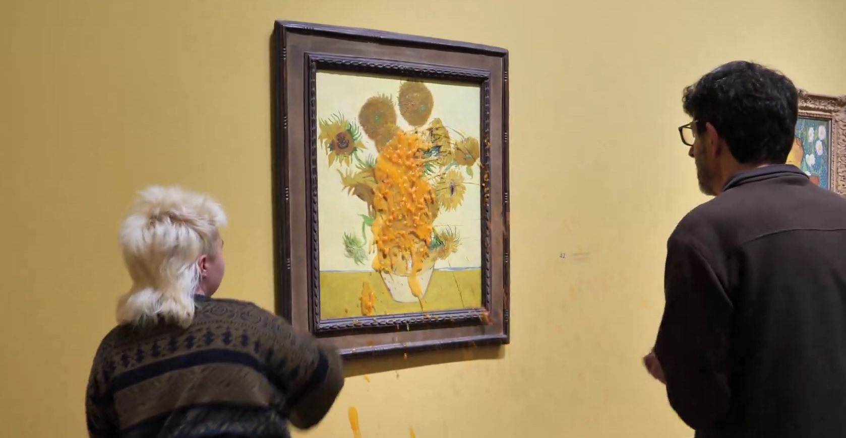 Momentul în care tabloul „Sunflowers” al lui Van Gogh de la Londra a fost iar stropit cu supă de activiștii pentru mediu