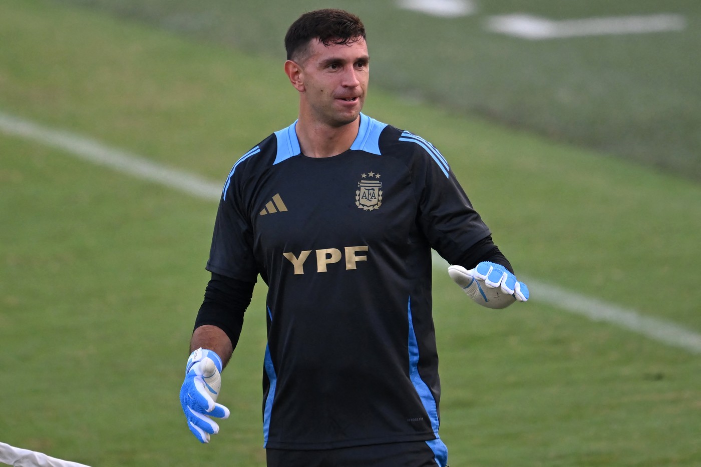 Portarul argentinian Emiliano Martinez a fost pedepsit de FIFA pentru „comportament ofensator”