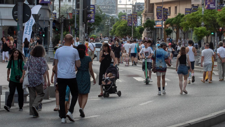 oameni pe strada la strazi deschise