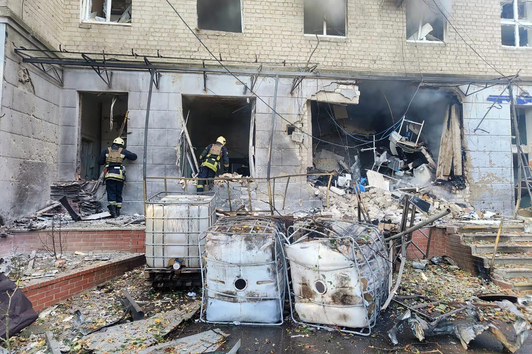Rușii au bombardat spitalul din Sumî. Clădirea a fost lovită și a doua oară când salvatorii evacuau răniții. Nouă morți