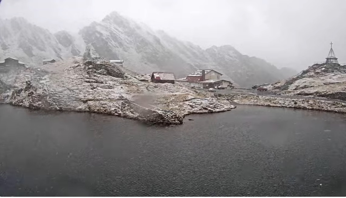 Peisaj de basm. Ninge la Bâlea Lac. Drumarii intervin pentru prima dată în acest sezon pe Transfăgărășan