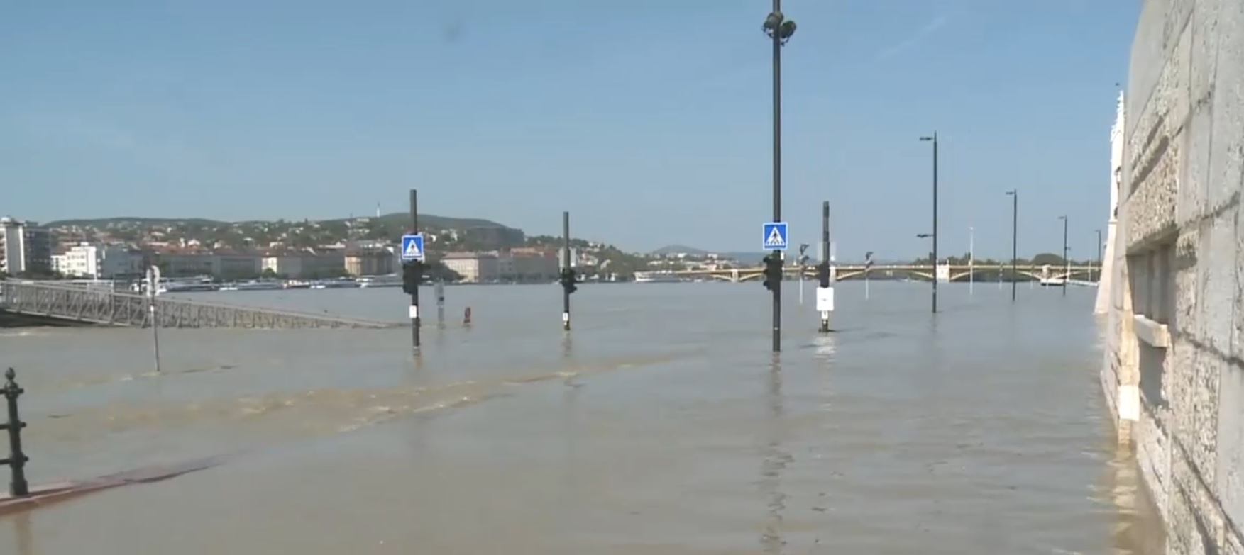 Corespondență din Budapesta. Faleză transformată în lac în apropiere de Parlament. Peisajul apocaliptic, atracție pentru turiști