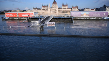 dunarea foarte crescuta la budapesta, inundatii in zona parlamentului