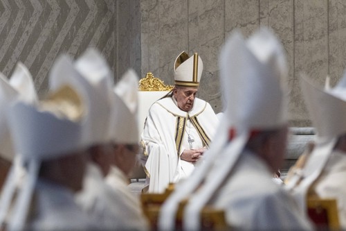 Austeritatea a ajuns și la Vatican. Prelații, invitați să facă economie