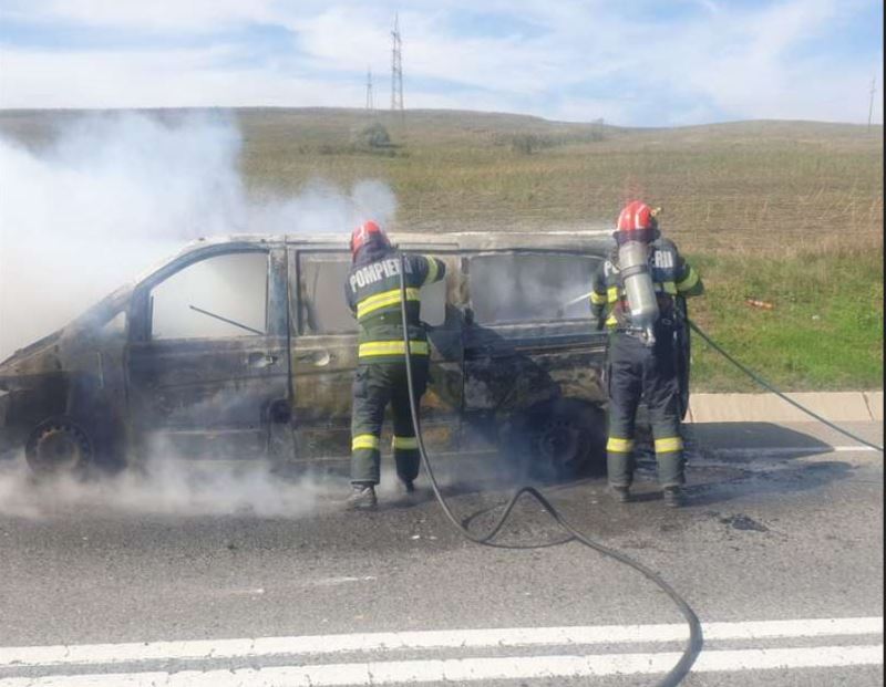 O dubă a ars în totalitate după ce a luat foc în mers pe DE 581, în Vaslui. Care a fost cauza incendiului